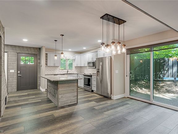 5th image of 455-55 Meadowview Dr