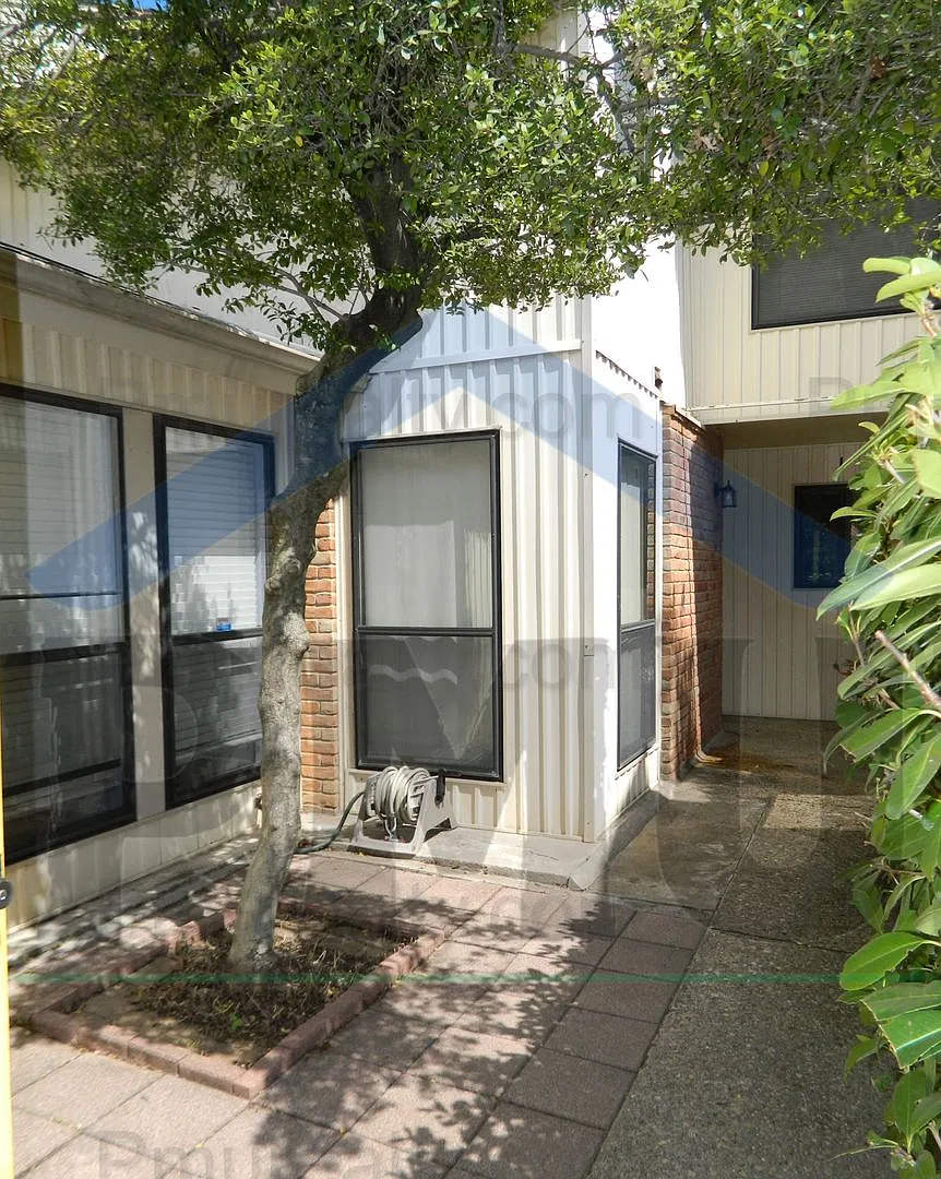 Available Now Gorgeous 3+ Bed 2-Bath Townhouse In Great Neighborhood! — Photo 2