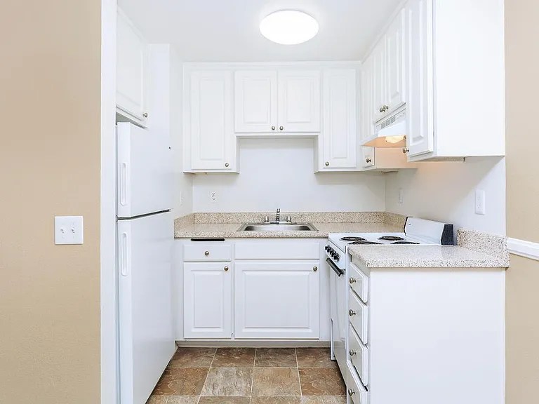 WELL-EQUIPPED KITCHEN