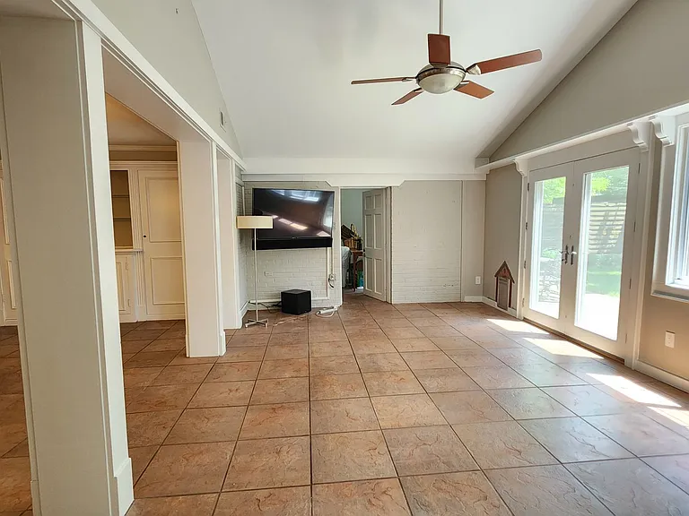 2207 Fordham Dr — Photo 11
