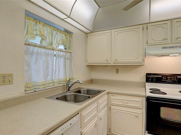 4th image of 1100 W Ponce De Leon Cir #305