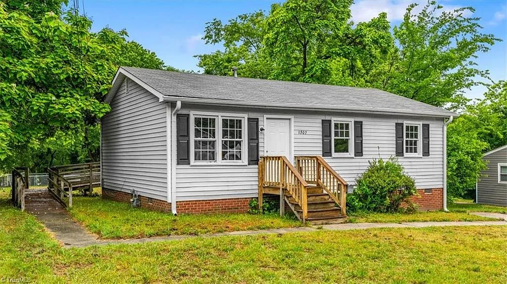 3 bed, 948 sqft, $1,750 — Photo 1