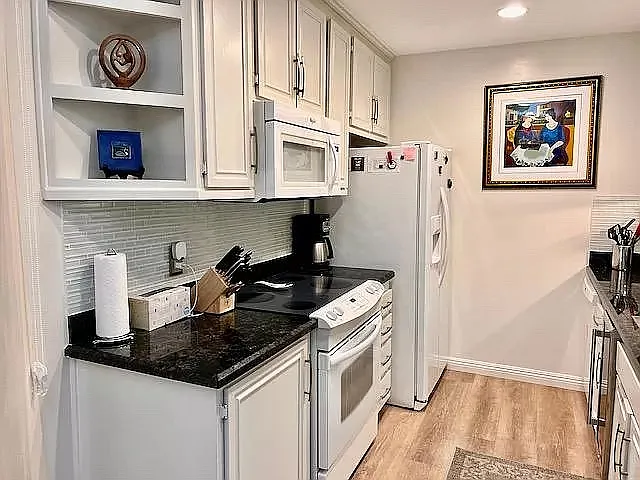 Kitchen - new backsplash, fridge with ice maker, diswhasher (all 2021). New vinyl floors throughout the apartment and new paint throughout.