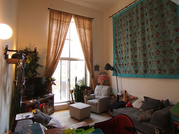 4th image of 168 Scholes St APT 2B