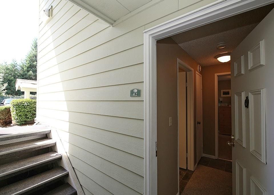 Front entrance opens into a small hall, bathroom is on the left and bedroom is straight ahead