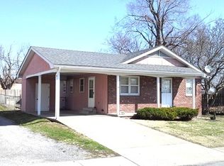 103 E Webster St, Benton, IL 62812