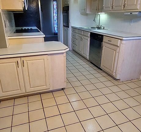 3rd image of 4242 Bay Oaks Dr