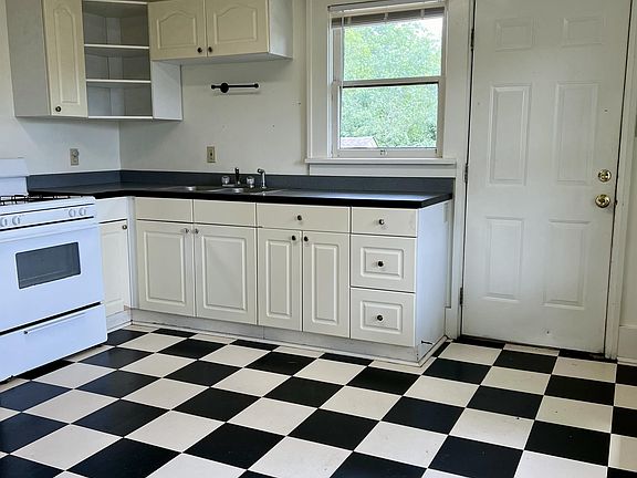 4th image of 421 Park Dr #4