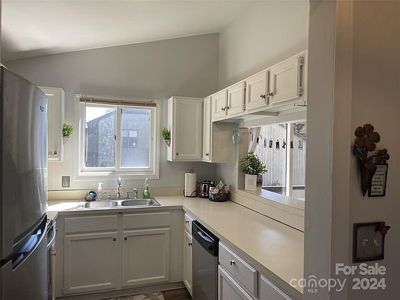 3rd image of 521 Mallard Head Ln