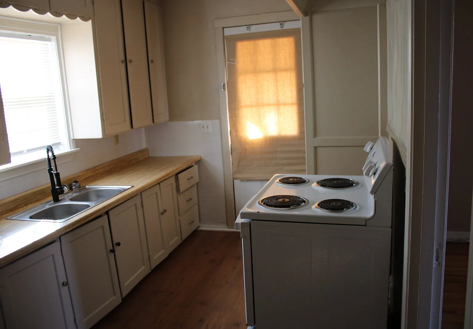 3 bed, 1.0 bath, 1065 sqft, $850 — Photo 2