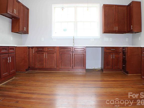 5th image of 128 College St