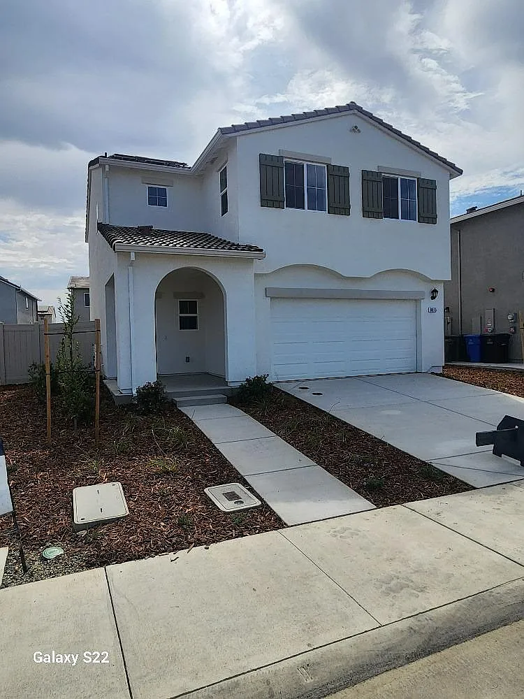 4 bed, 2.5 bath, 1678 sqft, $3,290 — Photo 1