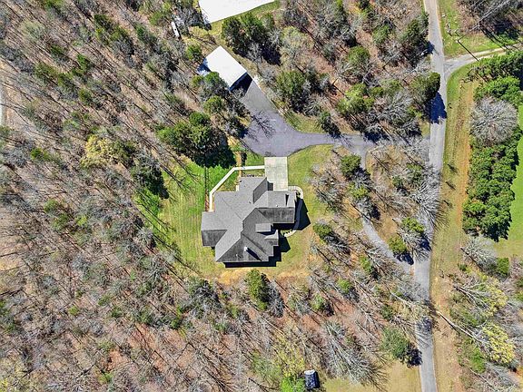 4th image of 15 S Springhill Ln