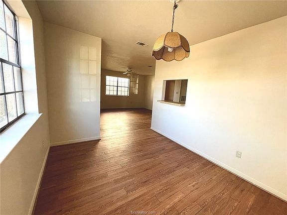 4th image of 704 Navarro Dr #A