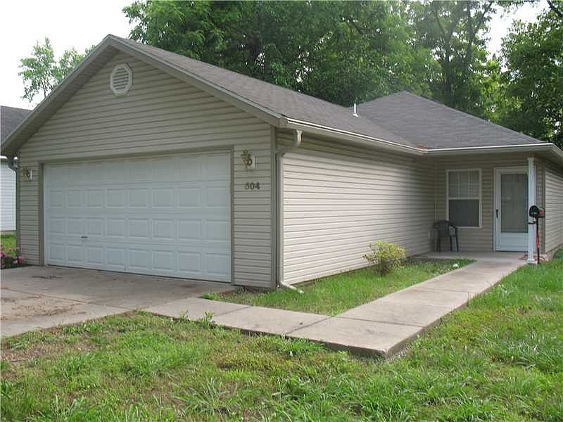 1st image of 504 SE D St