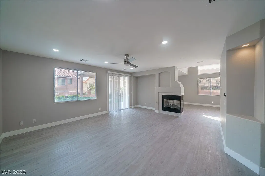 4 bed, 2.5 bath, 2360 sqft, $3,000 — Photo 3