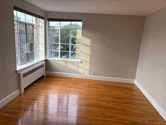 2nd image of 93 Strathmore Rd APT 10