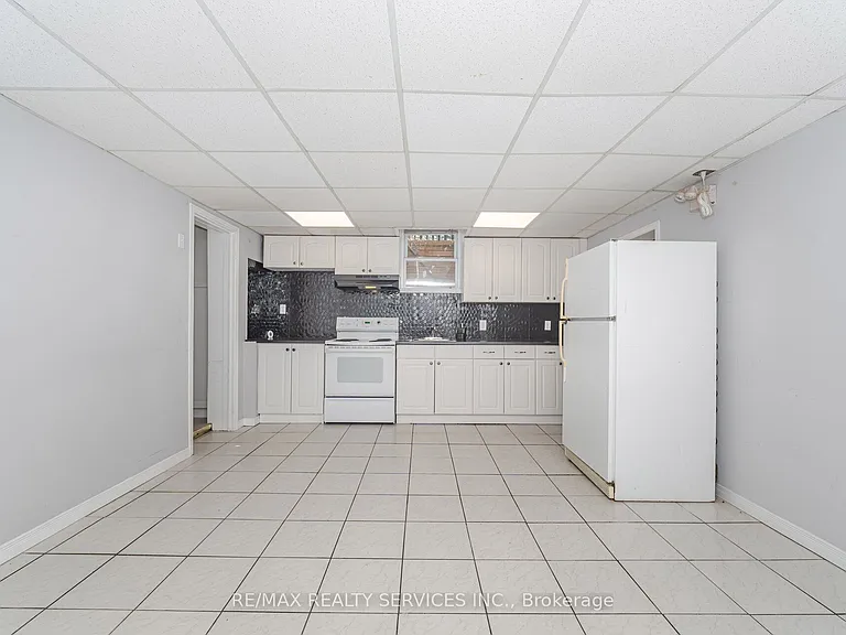 21 Beverley St #LOWER — Photo 11