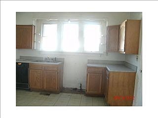 3rd image of 118 E Johnson St