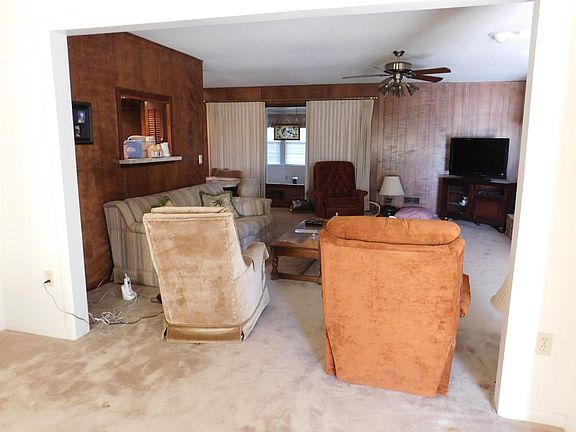 4th image of 320 W Avenue J