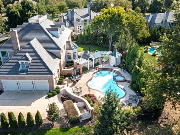 11712 Brookwood Ave, Leawood, KS 66211