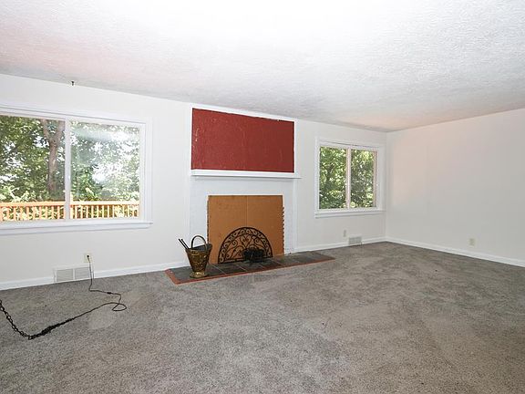 3rd image of 405 Hyde Park Dr