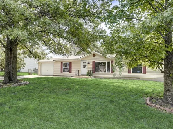309 N 9th St, Louisburg, KS 66053