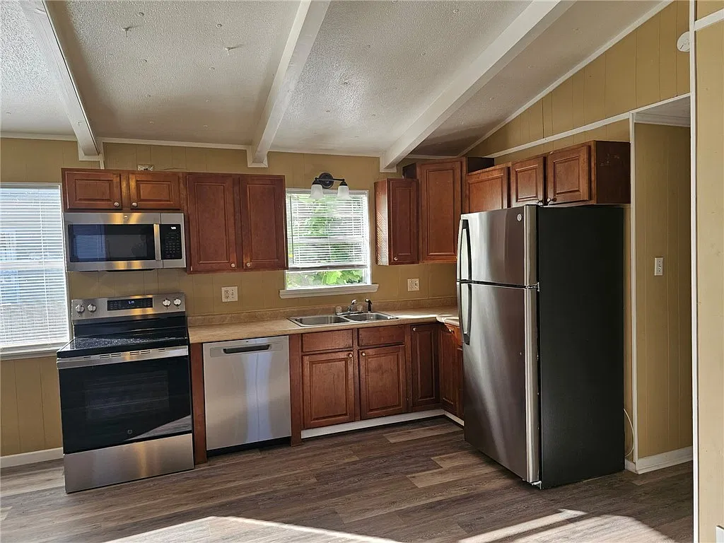 3 bed, 1.0 bath, 800 sqft, $1,300 — Photo 3