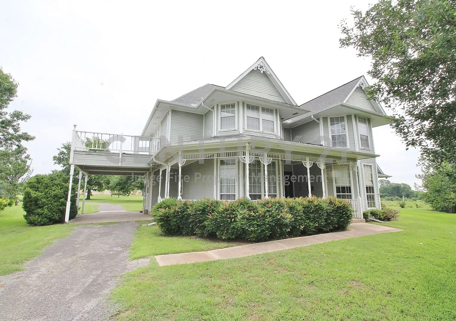 Grand Two-Story, 3/3.5 Victorian Retreat Situated on 2 + Acres in Waxahachie For Rent! — Photo 2