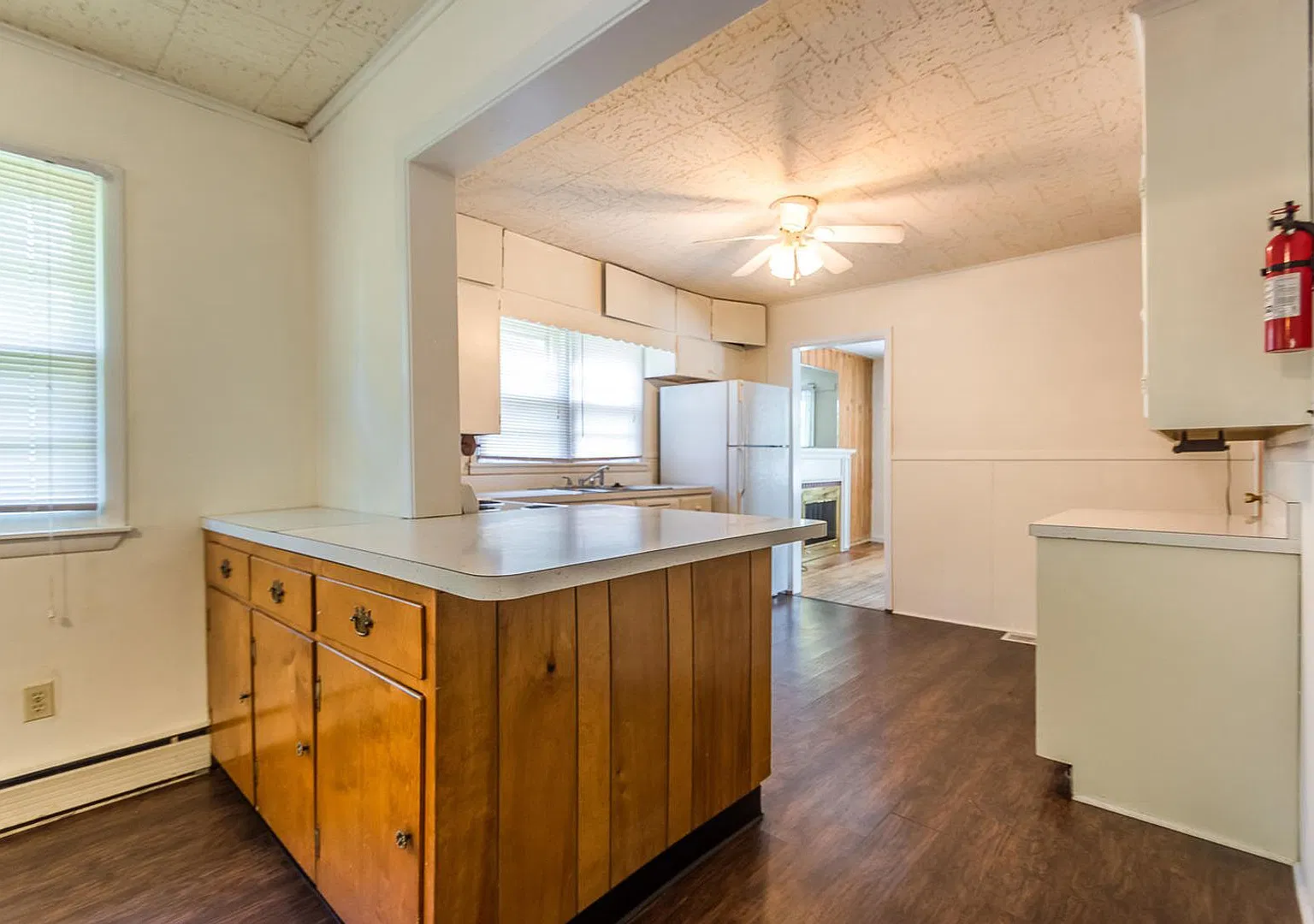 **August 2027** Spacious Home with Garage & Large Backyard!! 3 Bed, 2 Bath!! — Photo 4