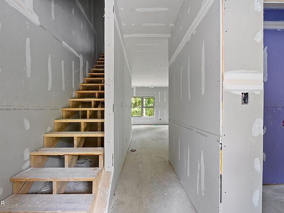 4th image of 812 Powdermill Rd