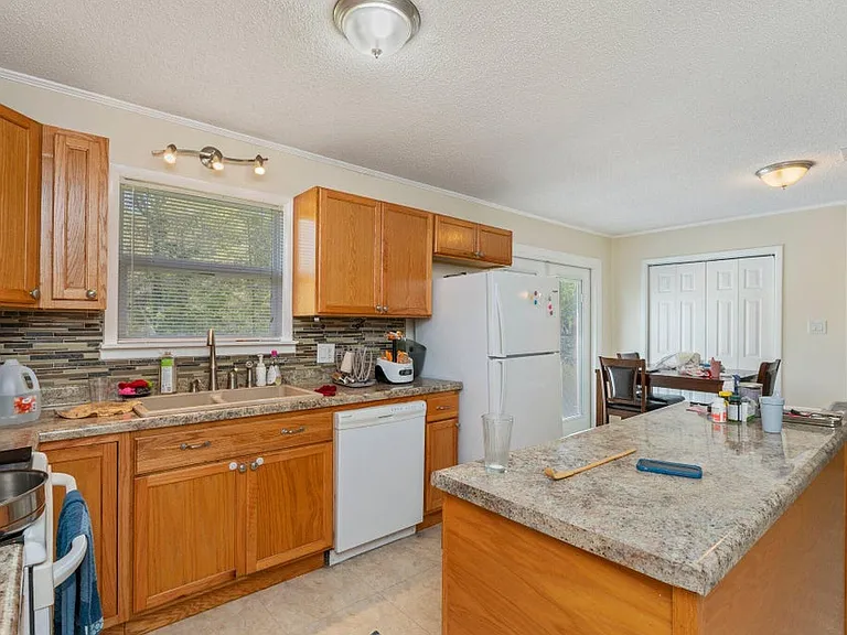 170 Sidney Ave — Photo 12