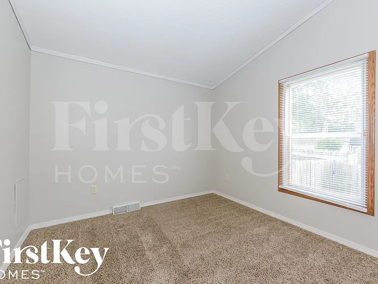 3304 N Spring St — Photo 13