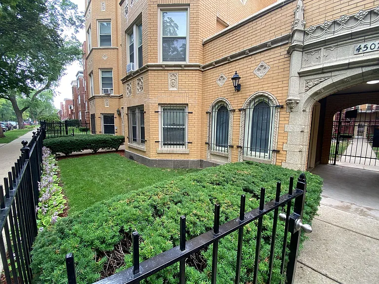 Central Park Apartments — Photo 8