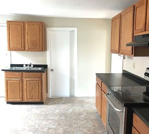 3rd image of 80 Hallock St Fl 2