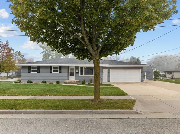 115 Daniel Ct, Combined Locks, WI 54113