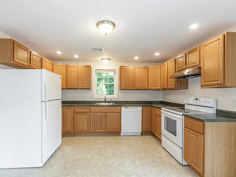 4 Jessica Ln #4A — Photo 8