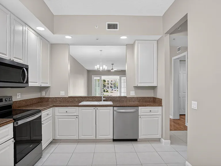 37 Harbour Isle Dr E #106 — Photo 10