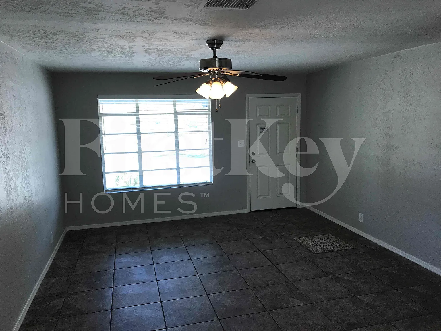 4 bed, 2.0 bath, 1558 sqft, $2,015 — Photo 4