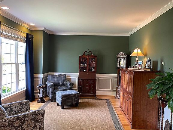 4th image of 215 Wintergreen Ct