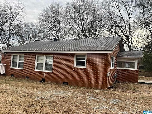 4th image of 190 Logan St