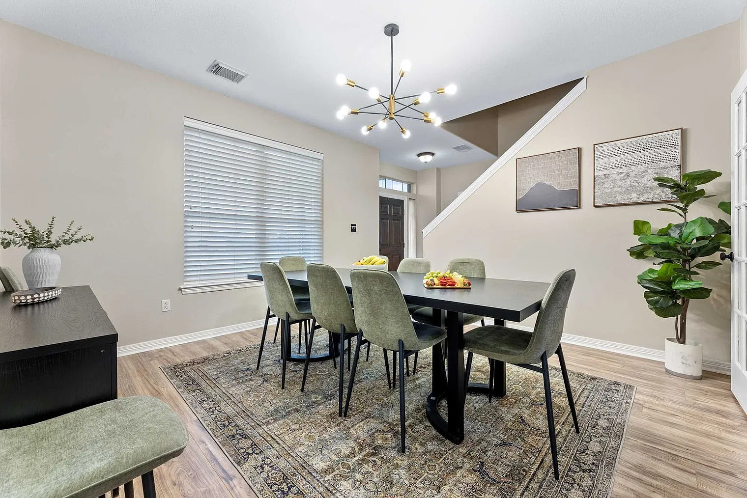 7 bed, 4.0 bath, 2249 sqft, $7,008 — Photo 2