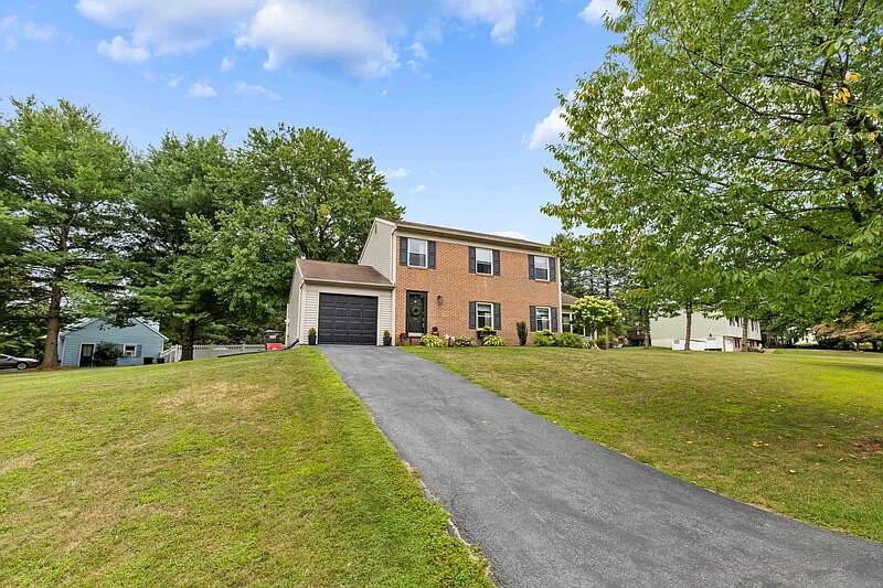 4 bed, 1.5 bath, 1626 sqft, $2,595 — Photo 2