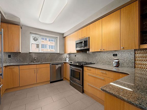 5th image of 25 Sutton Pl S APT 18M