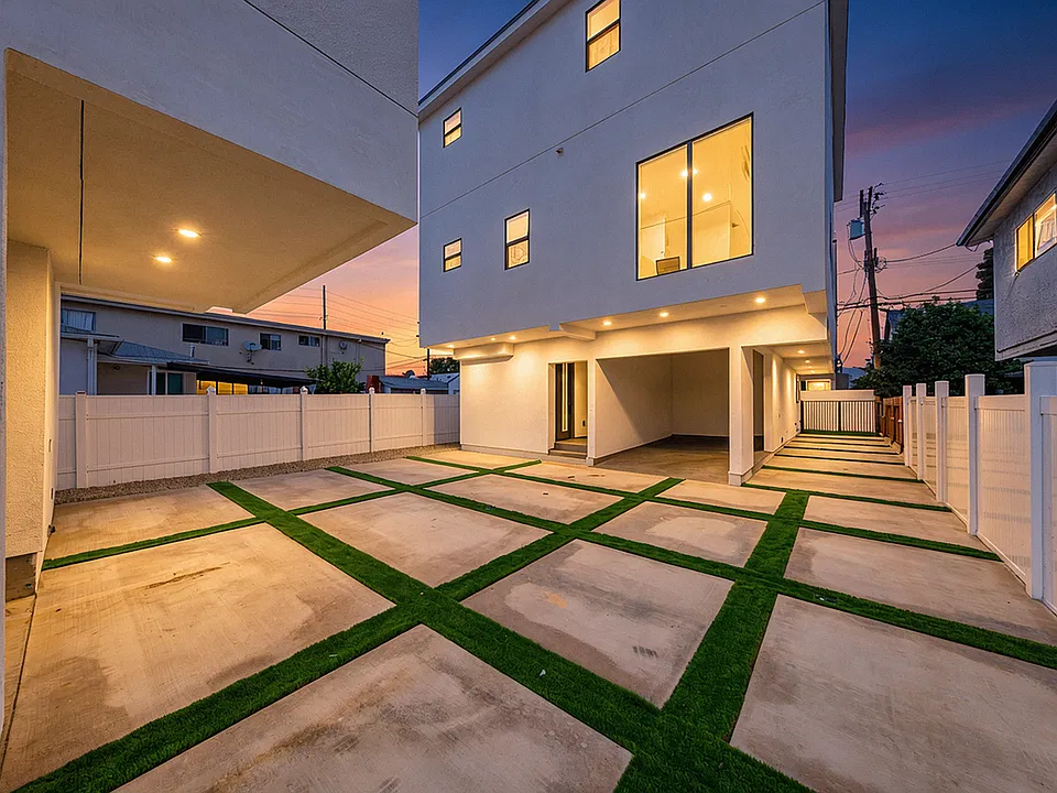 Luxury New Construction Townhomes In West la