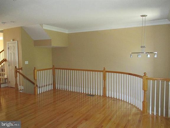 4th image of 727 Vestal St