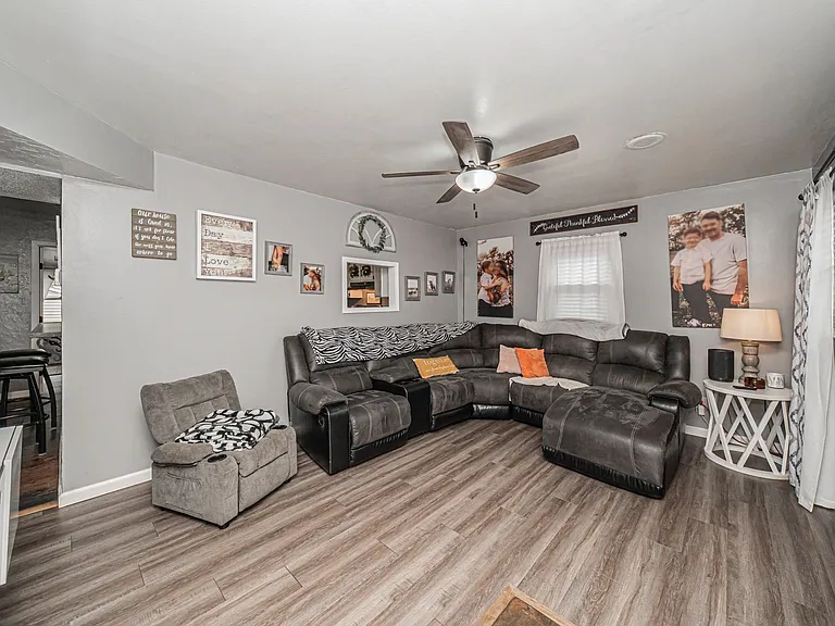 224 W Chestnut St — Photo 28