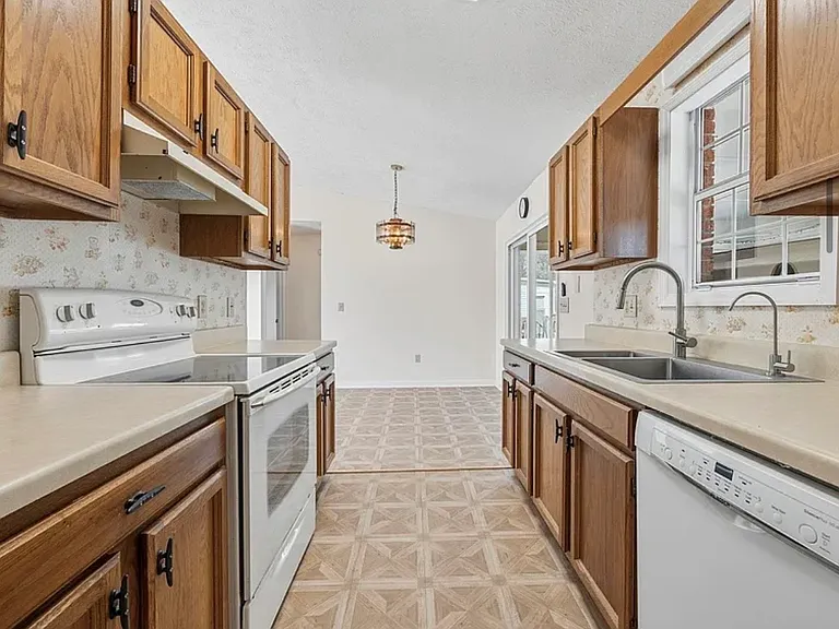 1145 Forest Dr — Photo 7