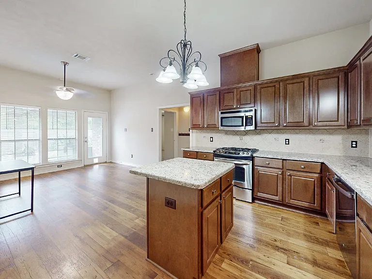 1120 Eagle Ave — Photo 6