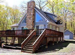 218 Powderhorn Dr, Hawley, PA 18428